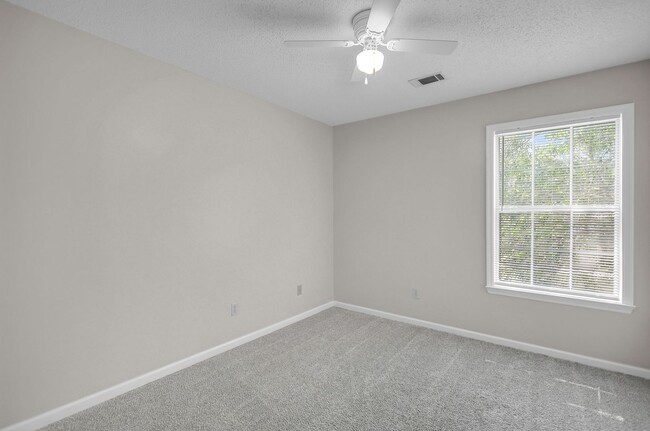 Building Photo - Stunning 4-bed Home in Hinesville With Two...