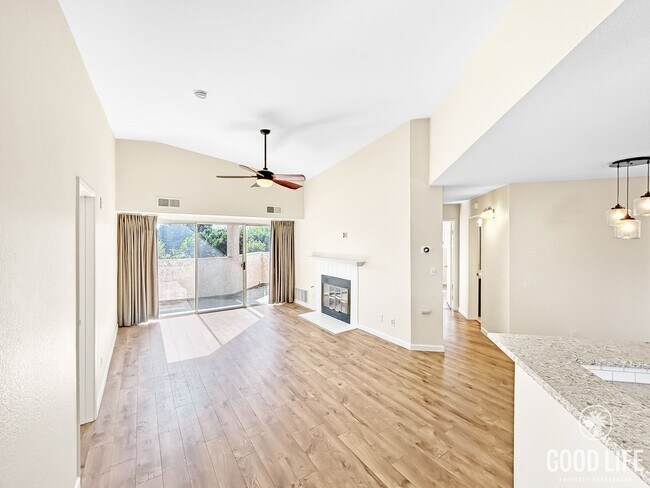 Building Photo - Stunning 2BD/2BA W/ Updated Kitchen and Re...