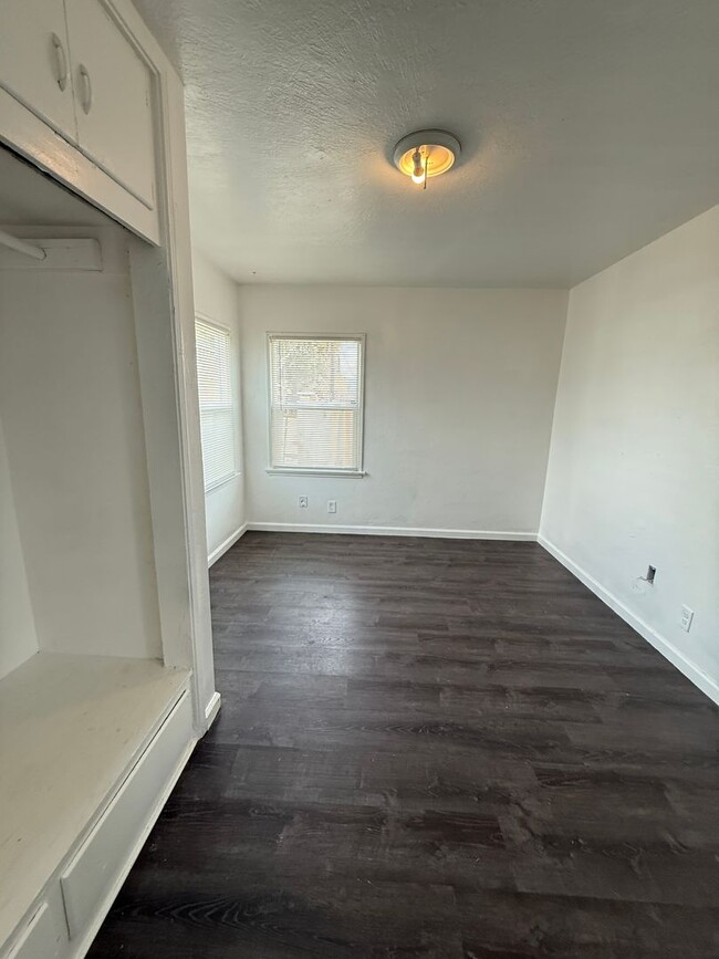 Building Photo - Private 1 Bed, 1 Bath Back Unit with Fresh...