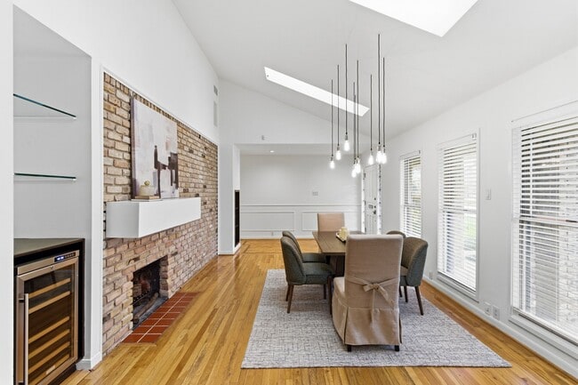 Building Photo - 531 Azaleadell Dr