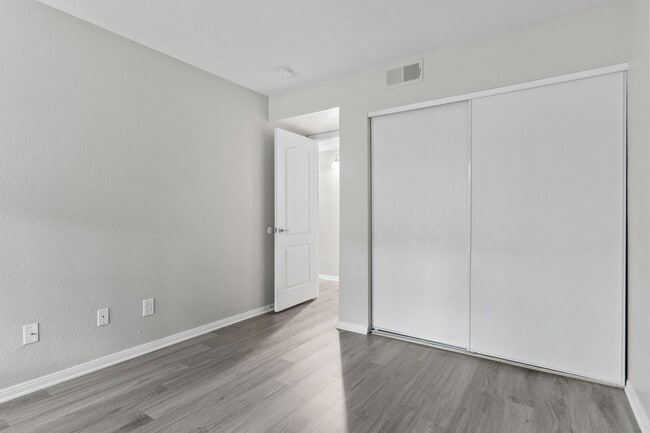 Building Photo - Stunning 3 bedrooms 2 full bathrooms first...