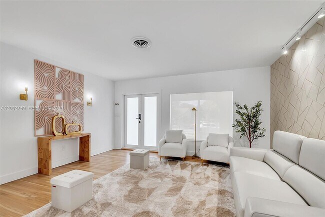 Building Photo - 301 SW 30th Ct