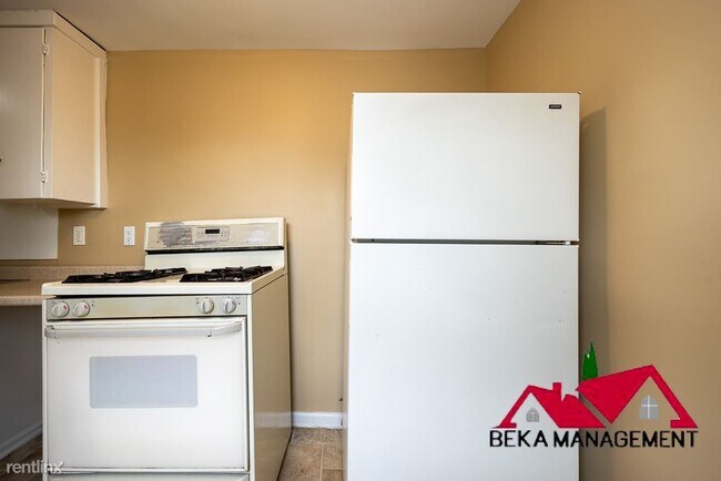 Building Photo - 2 br, 1 bath Triplex - 19336 Martin Rd Apt 3