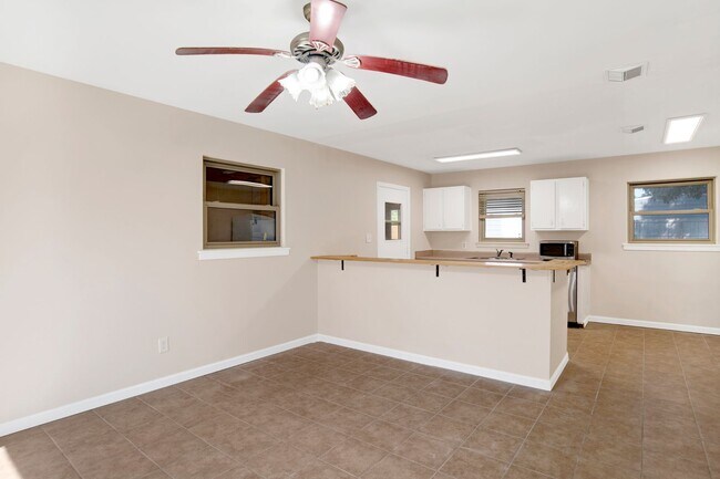 Building Photo - Renovated 3 bedroom home near UWF