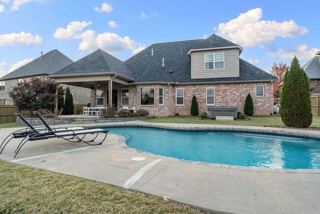 Building Photo - 504 NE Green Creek Rd