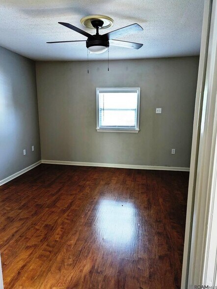 Building Photo - 2122 Stonehenge Ave