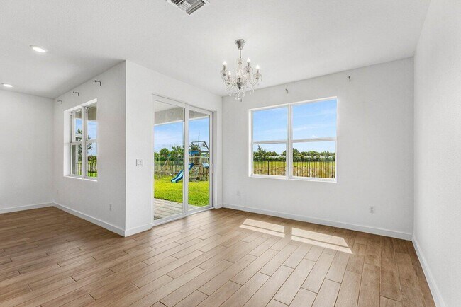 Building Photo - 2770 NE Breezeway Cir