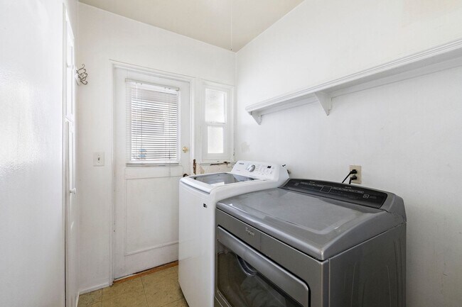 Building Photo - Centrally Located in the heart of Laguna Village