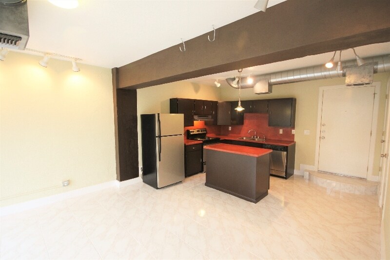 Building Photo - 710 S Medina St