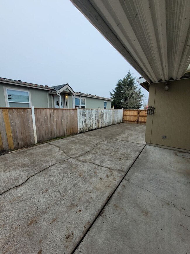 Building Photo - 3Bed : 2Bath Home with 2 Car Garage and Ac...