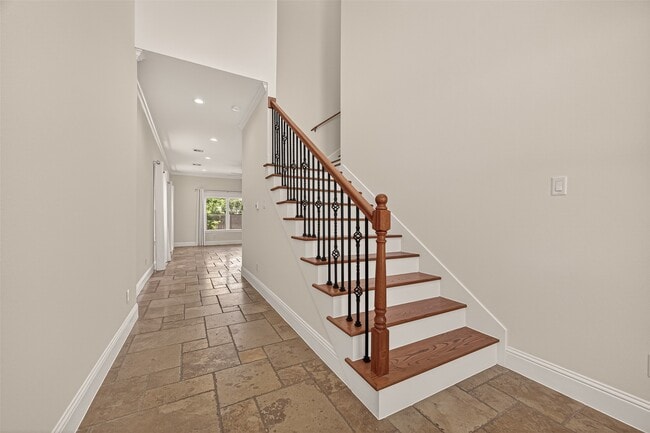 Building Photo - 2211 Silverbonnet St