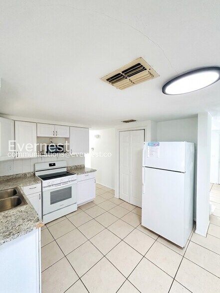 Building Photo - 3749 Beechwood Dr