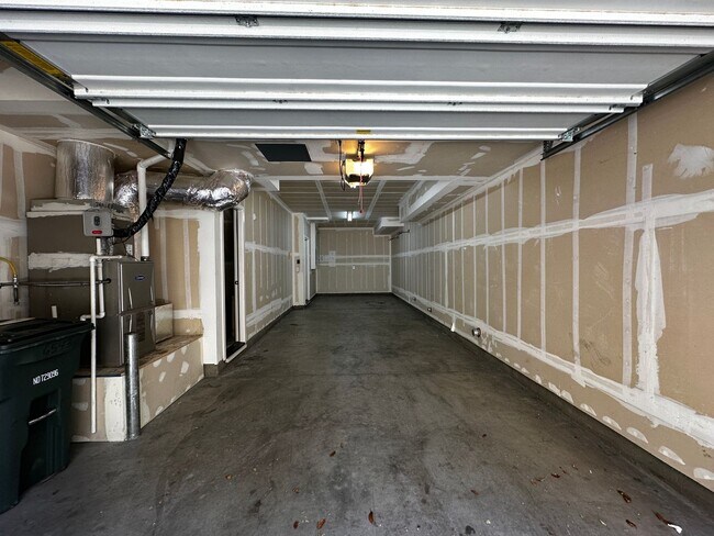 Building Photo - Tralee Village-Tri-Level Townhome, Modern ...