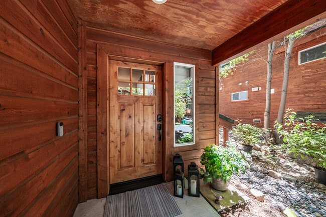 Building Photo - 198 Country Club Dr