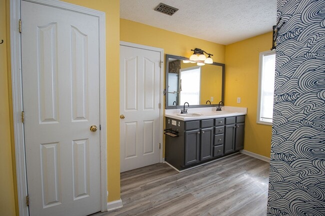 Building Photo - Beautiful 3BR/2.5BA Home with Fenced Yard, Granite Kitchen & Neighborhood Pool