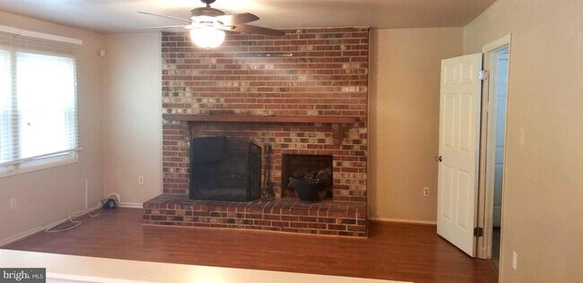 Building Photo - 12815 Point Pleasant Dr