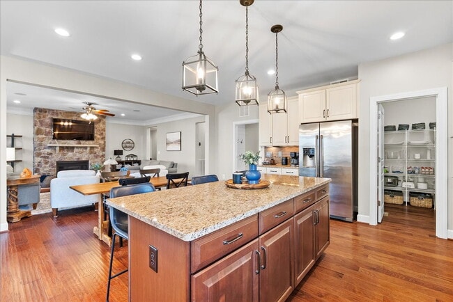 Building Photo - Elegant Single-Family Residence with Upscale Finishes in Amenity-Rich Community