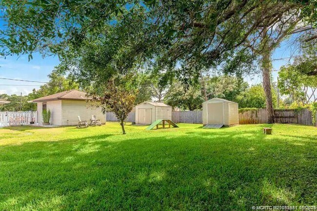 Building Photo - 2550 SE Calais St