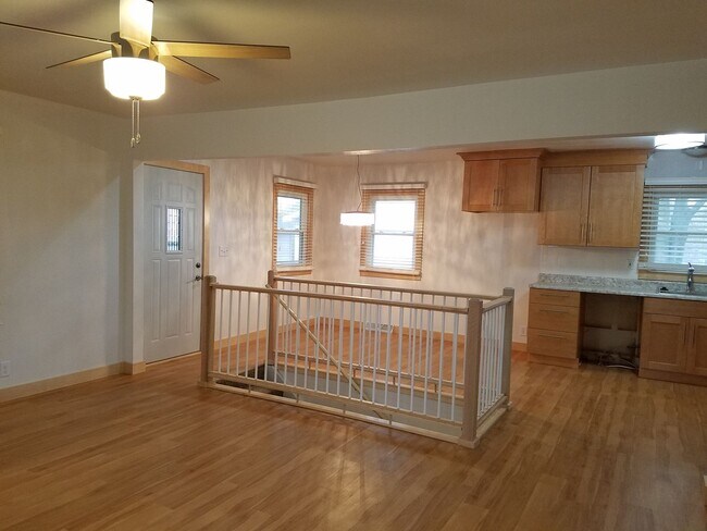 Building Photo - 4 Bedroom house in great CF Location