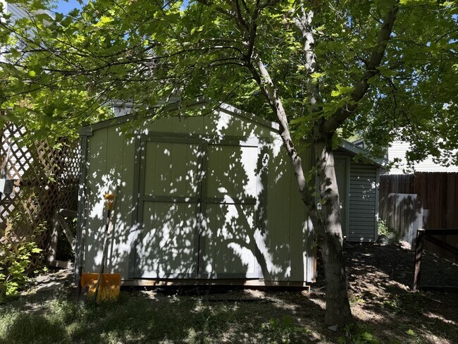 Building Photo - 704 Country Club Dr