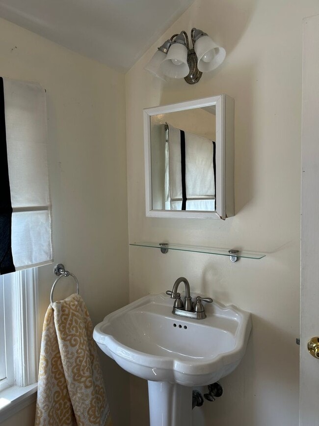 Building Photo - Spacious Colonial For Rent in Lyndhurst