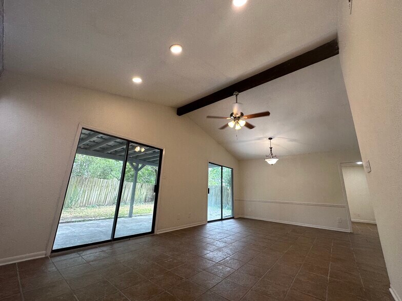 Building Photo - 517 Versailles St