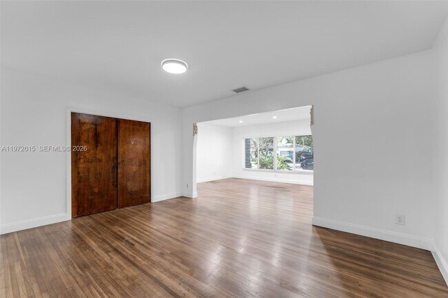 Building Photo - 3965 SW 60th Ct