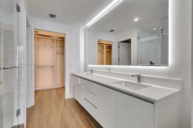 Building Photo - 700 NE 24th St