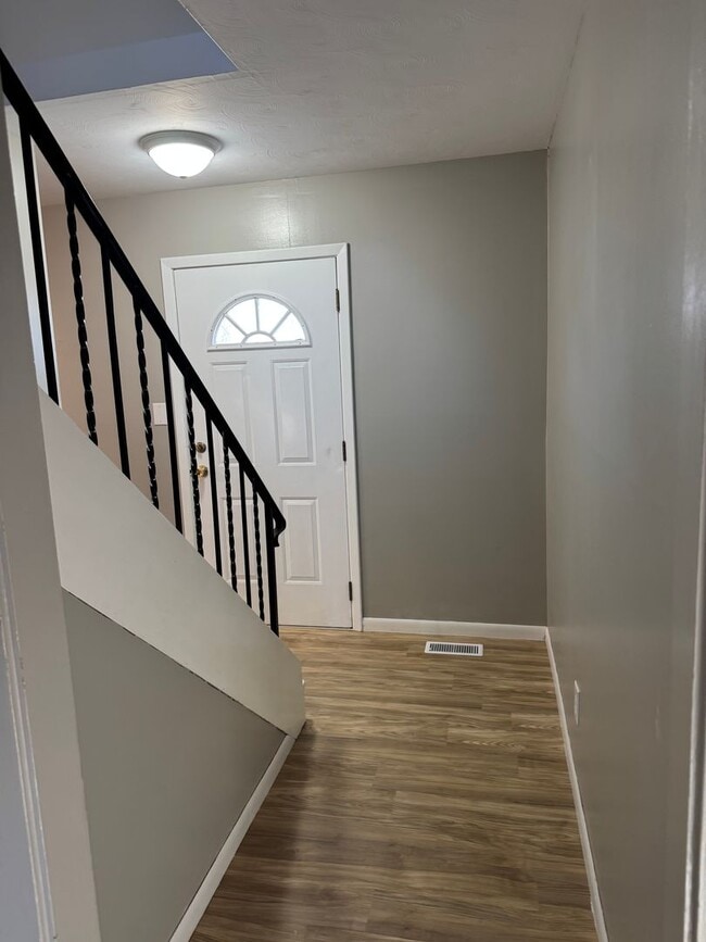 Building Photo - 4br 2bth large sun room and big fenced in backyard