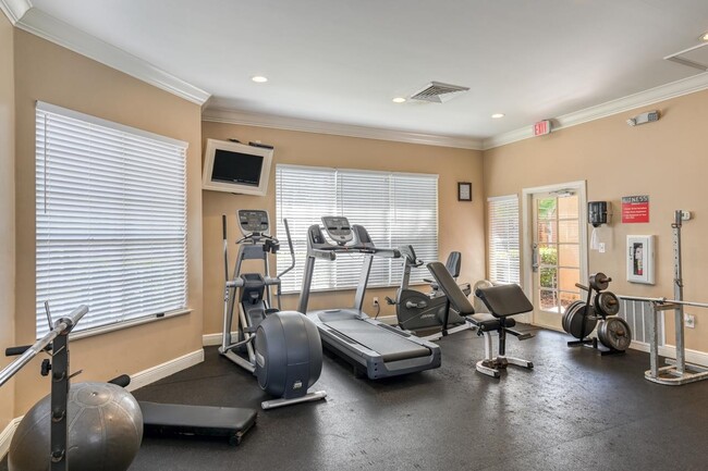 Building Photo - 625 Fairway Dr
