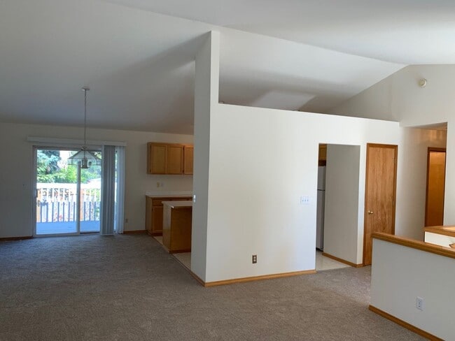 Building Photo - Newly remodel 4 bed 3 bath home in Shoreline