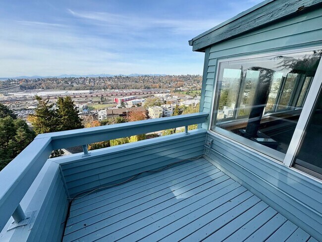 Building Photo - SKIRVIN TRIPLEX