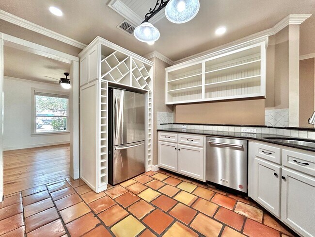 Building Photo - 4 Bed / 2 Bath Spacious One-Level Home with Large Backyard