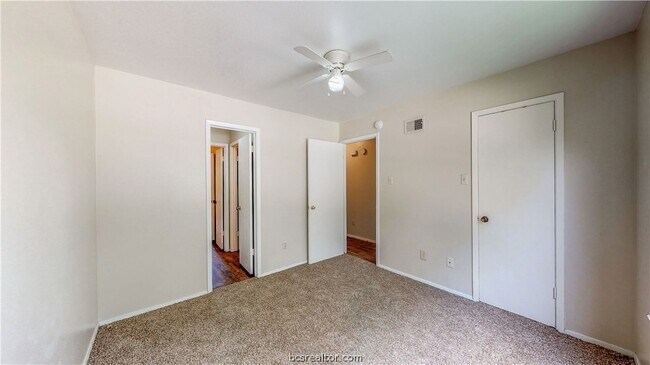 Building Photo - 303 Manuel Dr