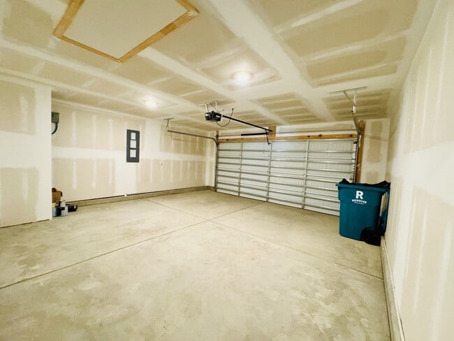 Building Photo - 505 Strawberry Fld Wy
