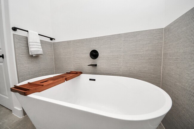 Building Photo - 2524 Live Oak St