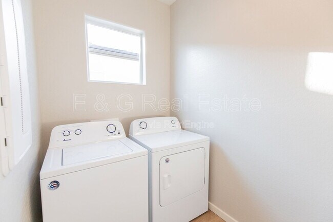 Building Photo - 3726 E Flower St