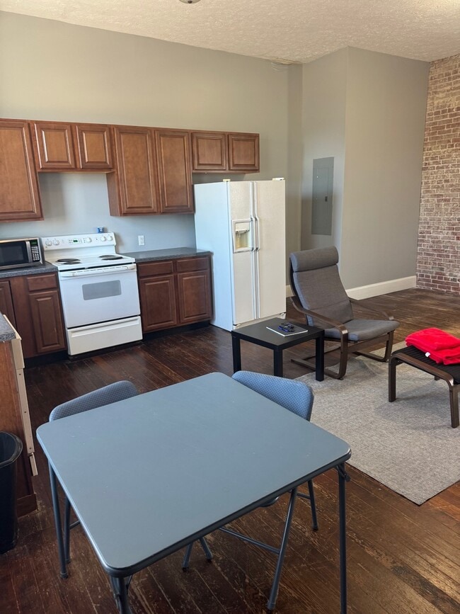 Building Photo - 748 9th St