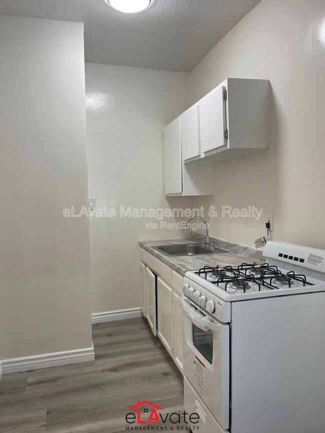 Building Photo - 832 S Fedora St