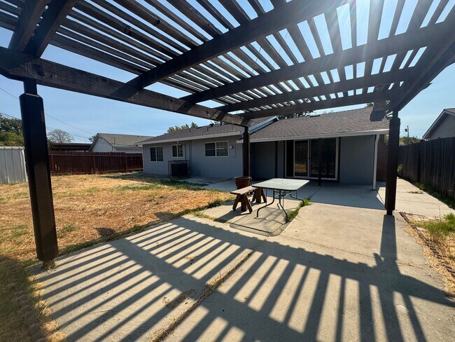 Building Photo - Beautiful single-story home with 4 bedroom...