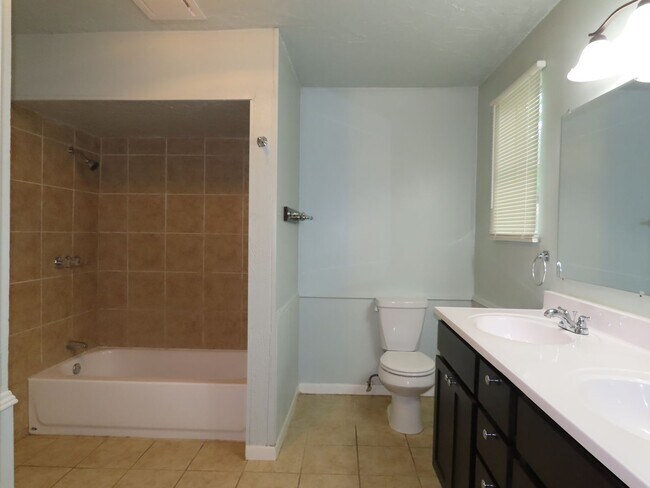 Building Photo - Charming 3 Bedroom, 2 Bath Home w/Den!