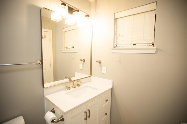 Building Photo - 8 Turtle Creek Ct