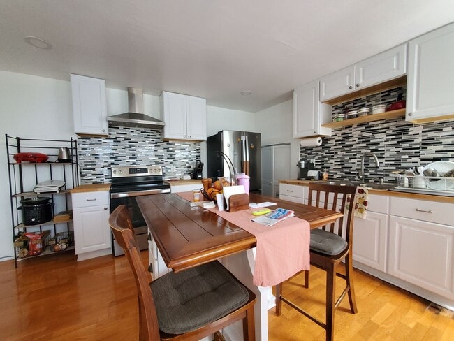 Building Photo - Charming 4BR/2BA Home with First-Floor Bed...
