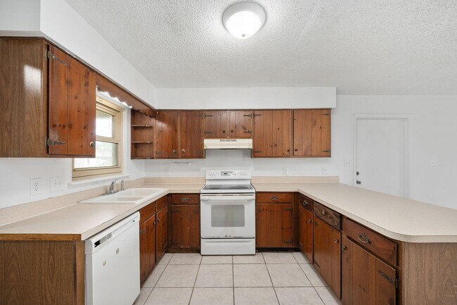 Building Photo - Spacious 3-Bedroom Home with Fireplace, Split Floor Plan & Screened Lanai in Southeast Ocala!