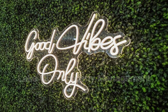 Building Photo - 3870 N Honeysuckle Dr