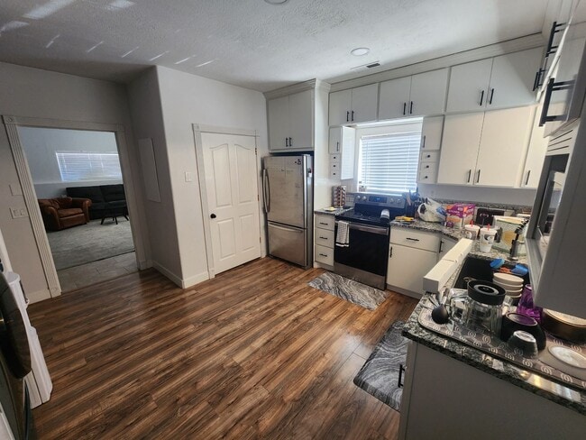 Building Photo - *utilities included* 3 bed 2 bath house in...