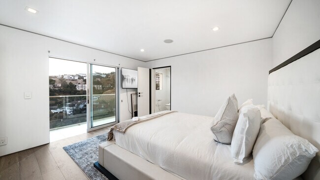 Building Photo - 1623 Viewmont Dr