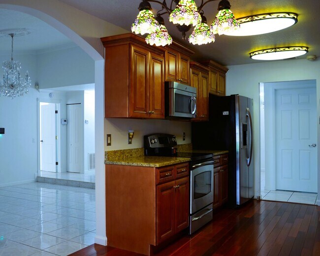 Building Photo - Spacious 4-Bed, 3-Bath Belle Isle Home wit...