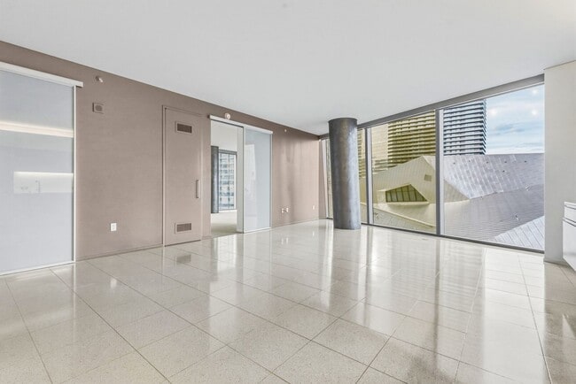 Building Photo - Veer Towers 602W-Strip and CityCenter Views form this Stunning 2Bd/2Ba Residence