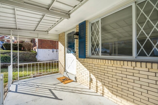 Building Photo - Updated 3 Bed 2 Bath in Penn Hills! Available MAY